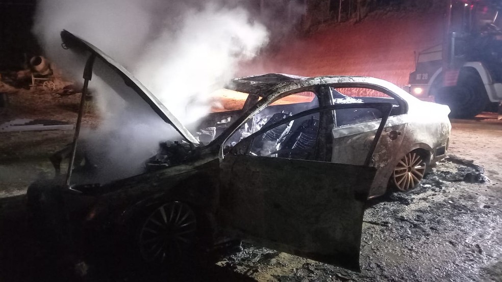 Carro usado no sequestro em bairro de Criciúma, no Sul de SC — Foto: Corpo de Bomebiros/Divulgação
