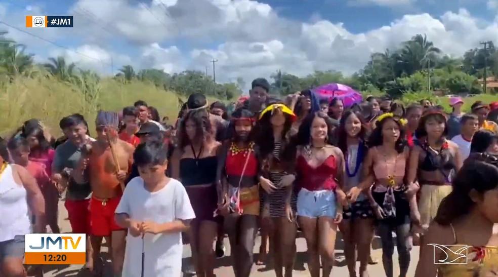 Indígenas bloqueiam a BR-316 em protesto contra o Marco Temporal — Foto: Reprodução/TV Mirante