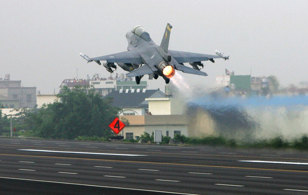 Foto ilustrativa. Um caça a jato F-16 da Força Aérea de Taiwan decola de um trecho fechado da rodovia durante os exercícios militares anuais de Hankuang, terça-feira, 15 de maio de 2007, em Changhua, centro de Taiwan. — Foto: AP Photo/Wally Santana