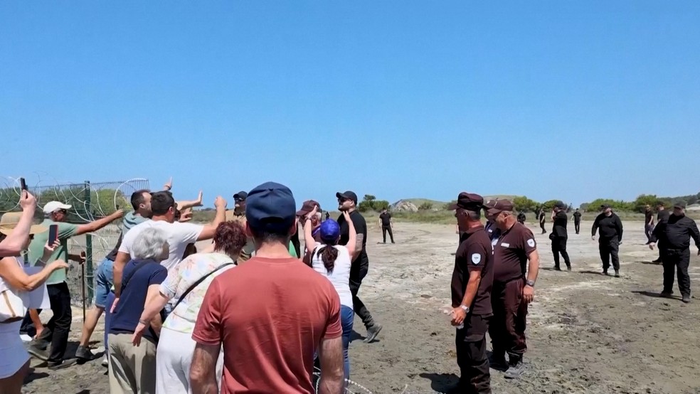 Protestos de moradores e ONGs depois que construtoras ergueram grandes cercas de arame farpado no local onde será construído resort na Albânia — Foto: REUTERS