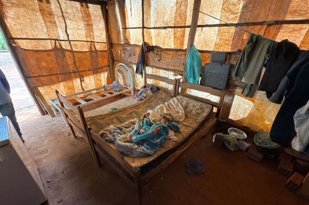 Os trabalhadores dormiam em estruturas precárias, segundo constatado pela equipe. — Foto: MPT-MS