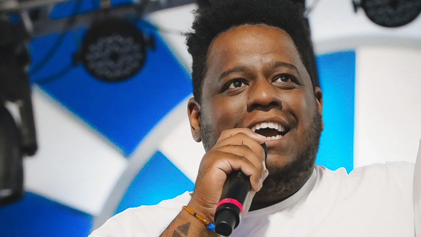 Carnavalesco André Rodrigues pede demissão da Portela