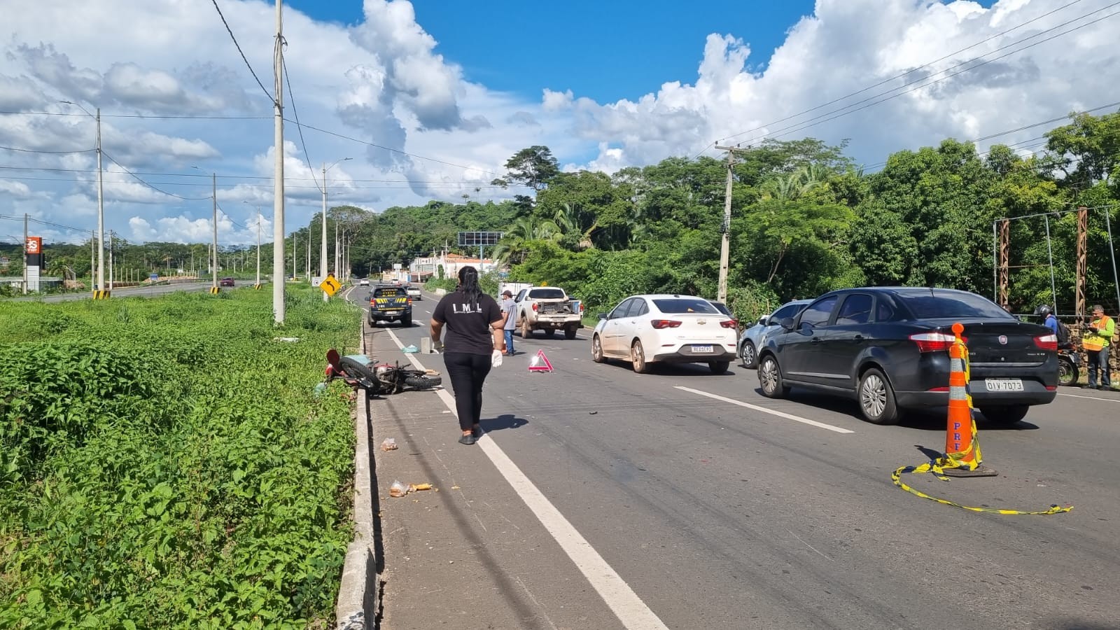 Mulher morre e homem fica ferido em colisão entre moto e carro na BR-343, em Teresina