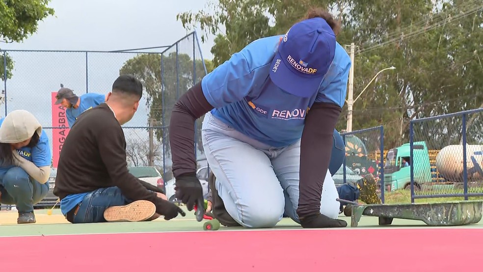 Aluna do Renova DF em aula prática, revitalizando local público — Foto: TV Globo/Produção