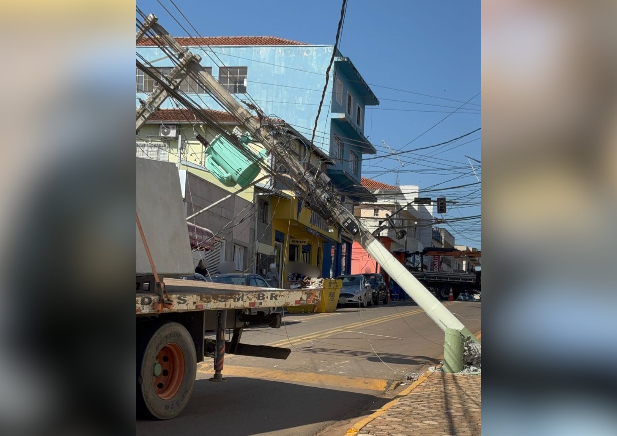 Caminhão bate em poste e deixa moradores sem energia em Itaberá