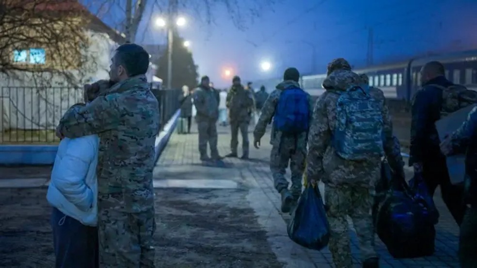Polina e Andriy se conheceram há alguns meses e o pouco tempo que podem passar juntos é muito precioso para eles — Foto: MATTHEW GODDARD/BBC