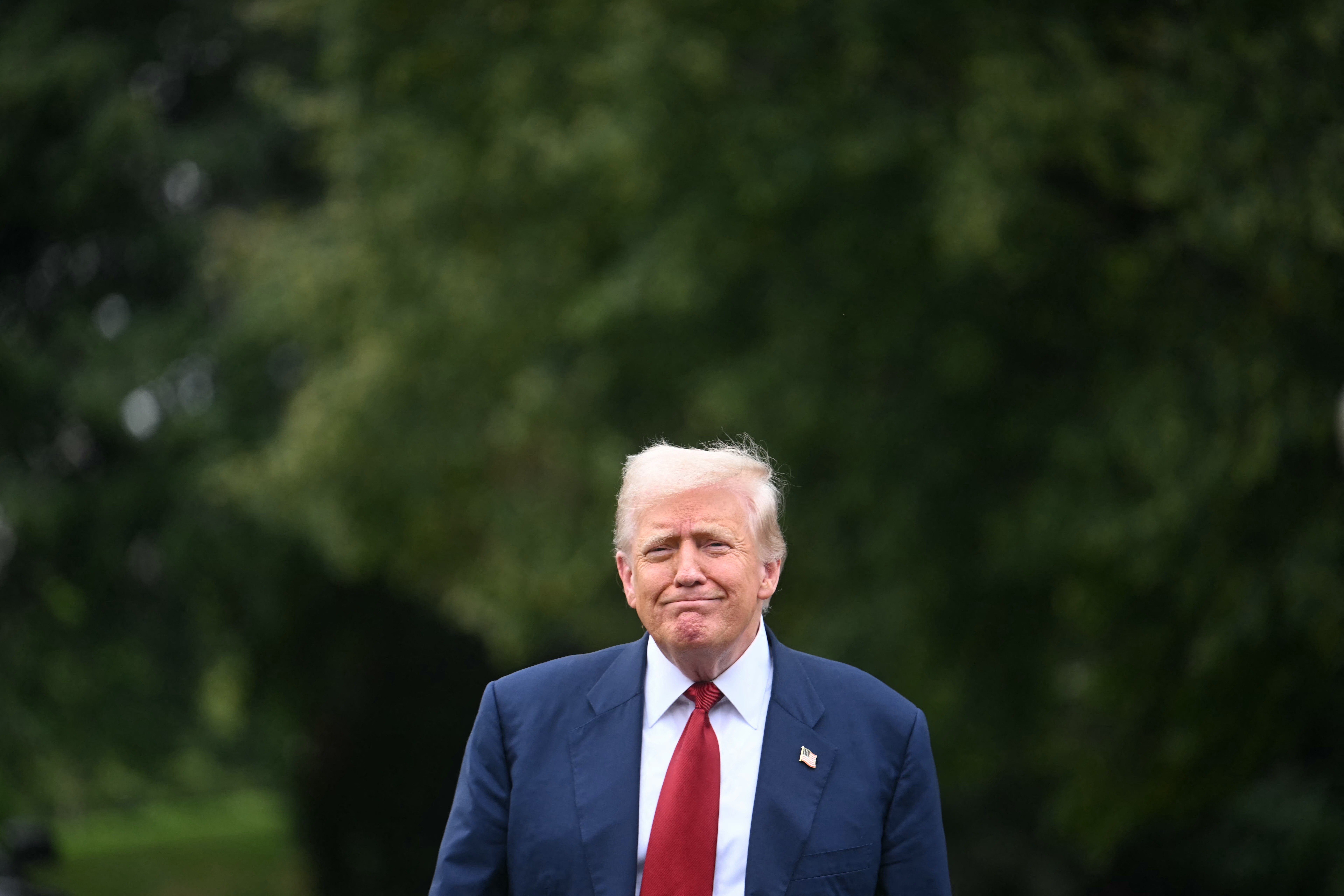 Trump diz que distribuir parte do dinheiro das tarifas para a população de média e baixa renda dos EUA