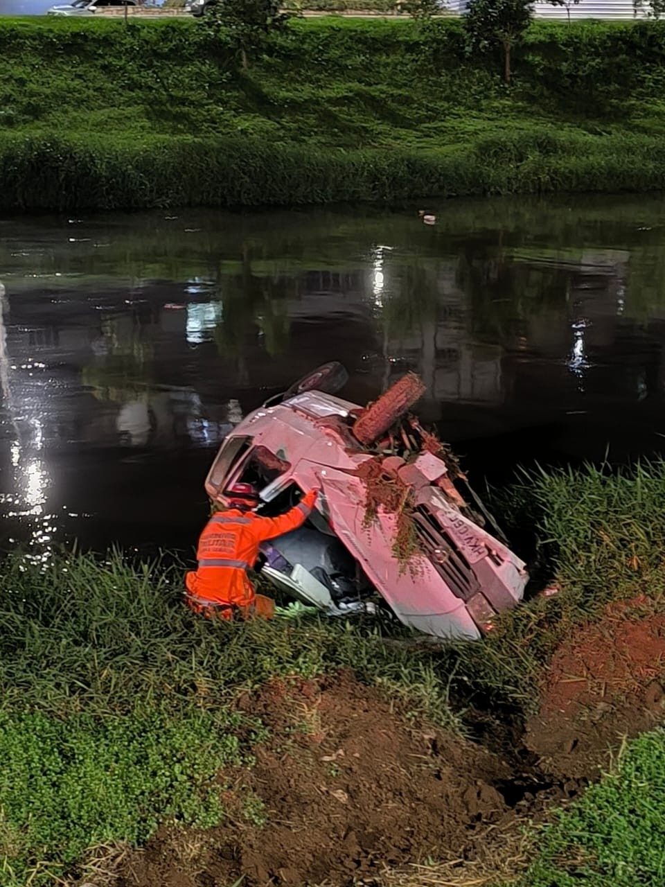 Carro com criança de 6 anos e outros passageiros cai nas margens do Rio Paraibuna, em Juiz de Fora 