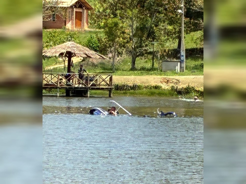 Helicóptero com duas pessoas cai em pesqueiro no interior de São Paulo — Foto: São Roque Notícias/Divulgação