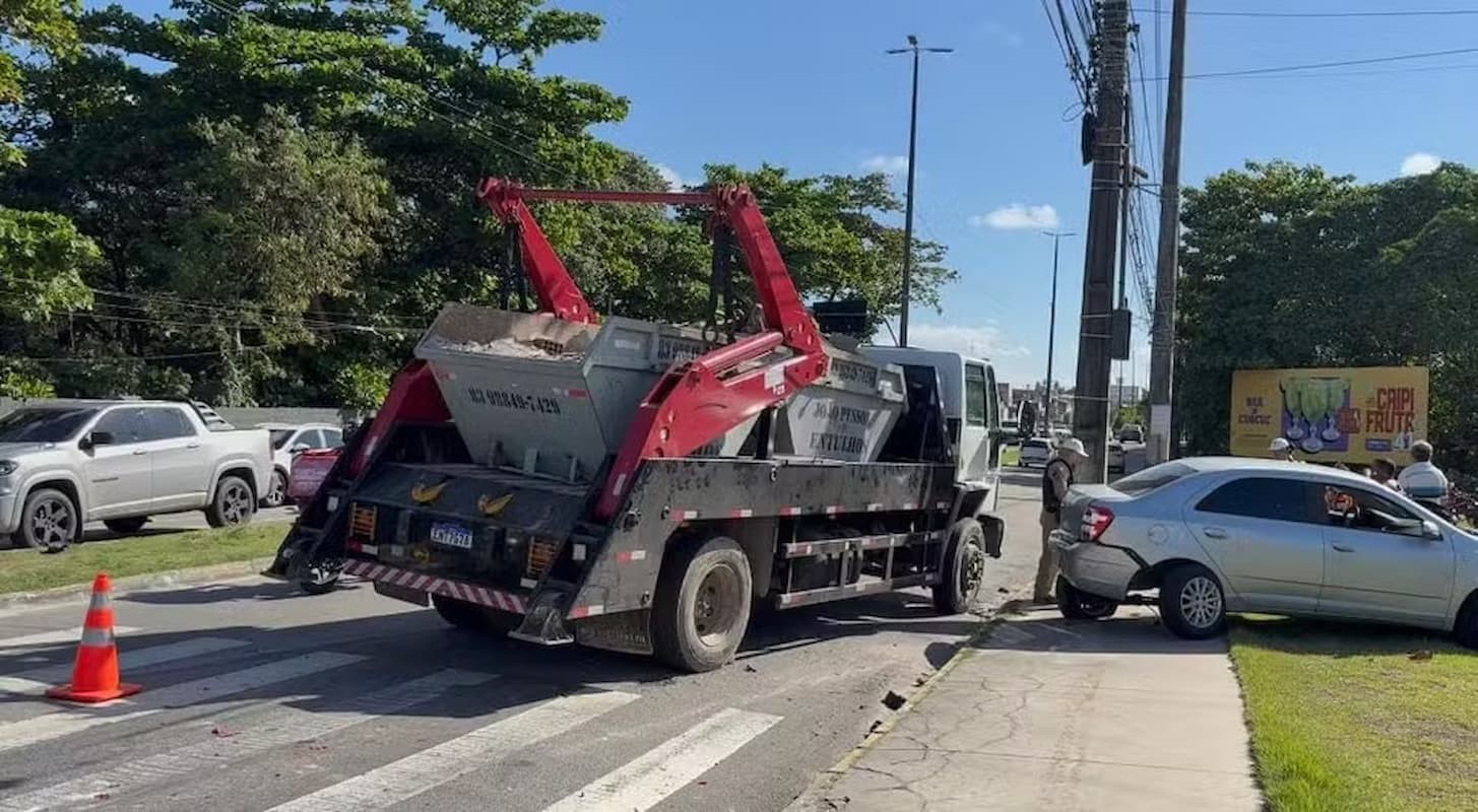 Morre mulher atropelada em acidente envolvendo caminhão, em João Pessoa