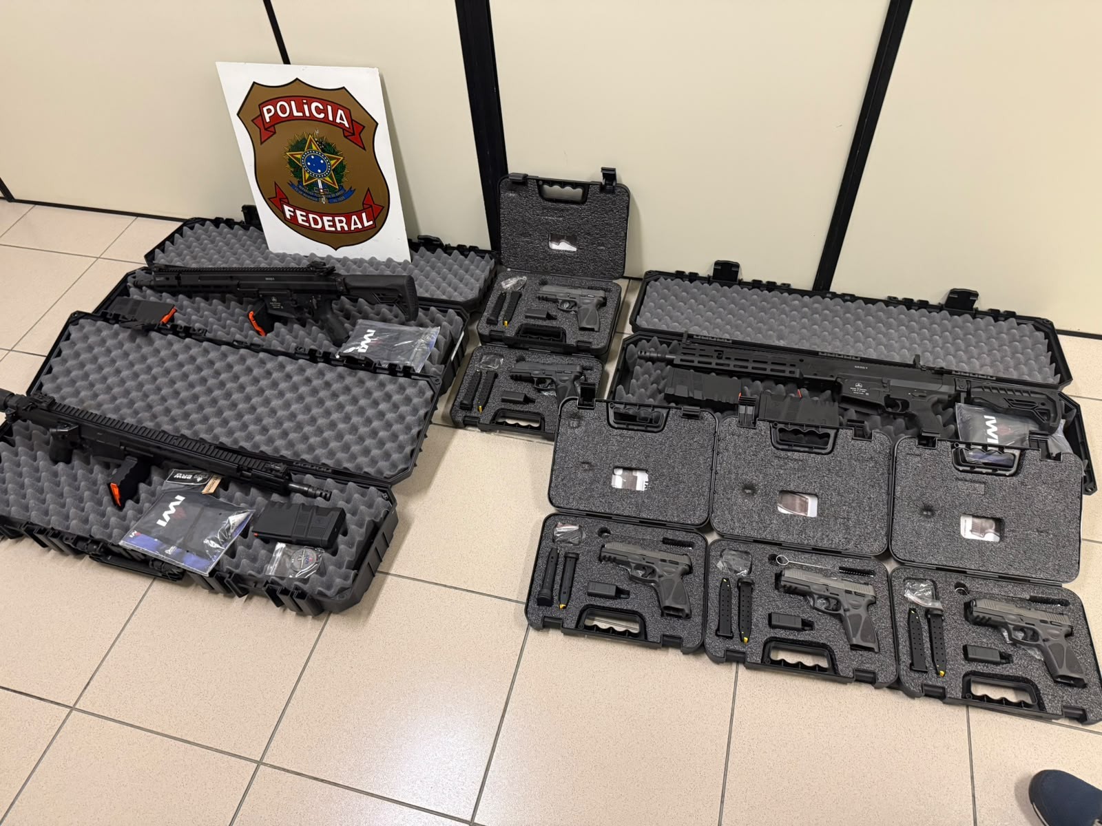 PF apreende 3 fuzis e 3 pistolas em nova fase da Operação Polaridade