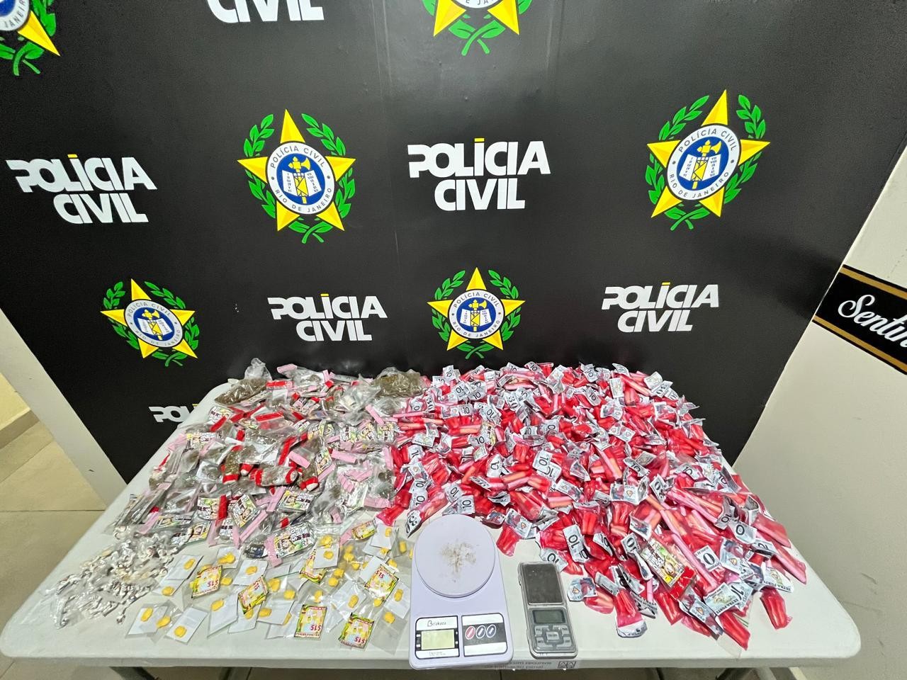 Mulher apontada como gerente do tráfico de drogas é presa em Volta Redonda