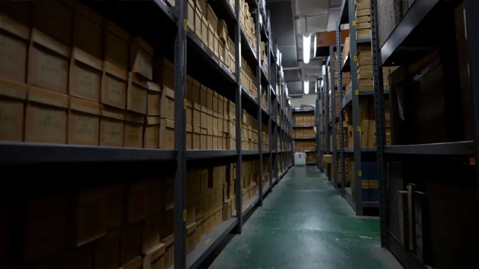 Os arquivos no por&atilde;o do Hospital St. Mark's cont&ecirc;m uma amostra de cada c&acirc;ncer de intestino removido naquele local &mdash; Foto: BBC