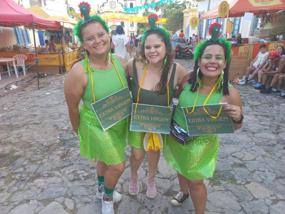 Thycianne Costa, Catharinne Souza e Natália Franklin se fantasiaram de azeite extra-virgem em Olinda — Foto: Rafael Souza/g1