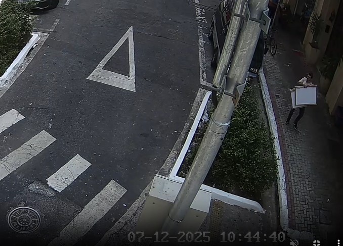 Exclusivo: vídeo mostra ladrões com obras roubadas da Biblioteca Mário de Andrade em rua do Centro de SP