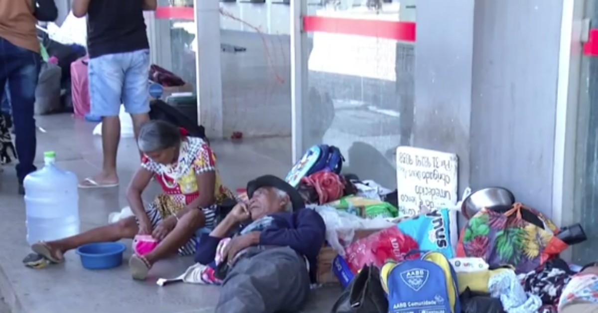 Grupo de venezuelanos é deixado na rodoviária de Montes Claros após chegar em ônibus vindo da Bahia