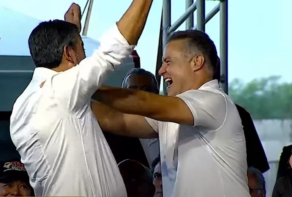O presidente da Câmara, Arthur Lira, abraça Renan Filho, ministro dos Transportes, durante evento em Alagoas — Foto: Reprodução/CanalGov