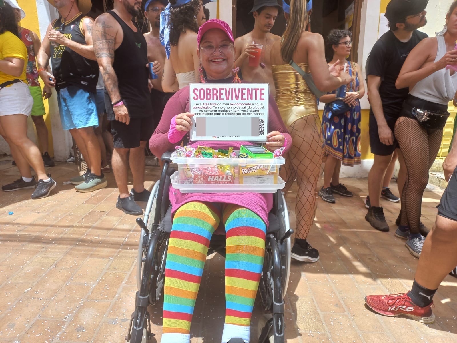 Em busca da casa própria, mulher vende doces no carnaval após sofrer tentativa de feminicídio e ficar paraplégica: 'Sobrevivente'