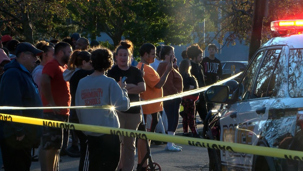 Populares se reunem em torno de cordão policial após ataque a tiros em bairro residencial em Erie, na Pensilvânia, nos EUA, em 9 de outubro de 2026. — Foto: Matt Barnum/WJET via AP