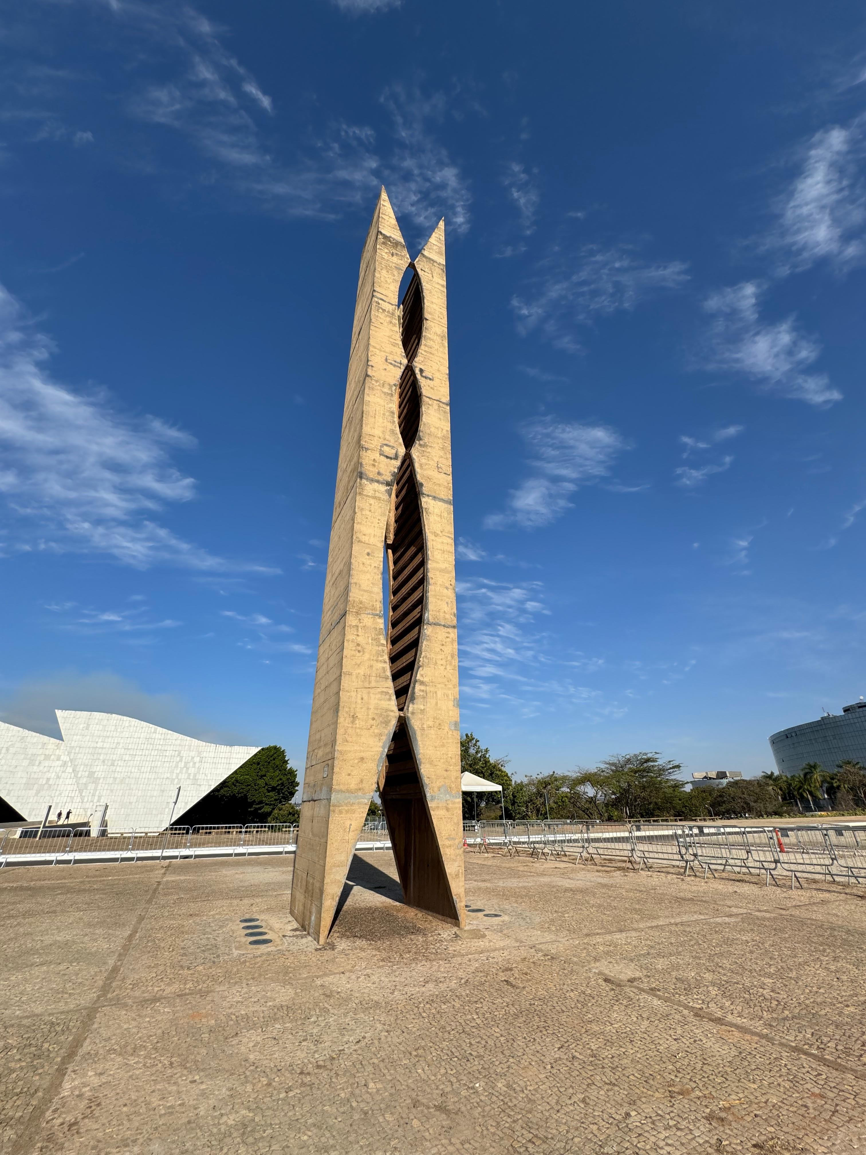 Obra O Pombal na Praça dos Três Poderes. ? Foto: Fernanda Bastos/g1