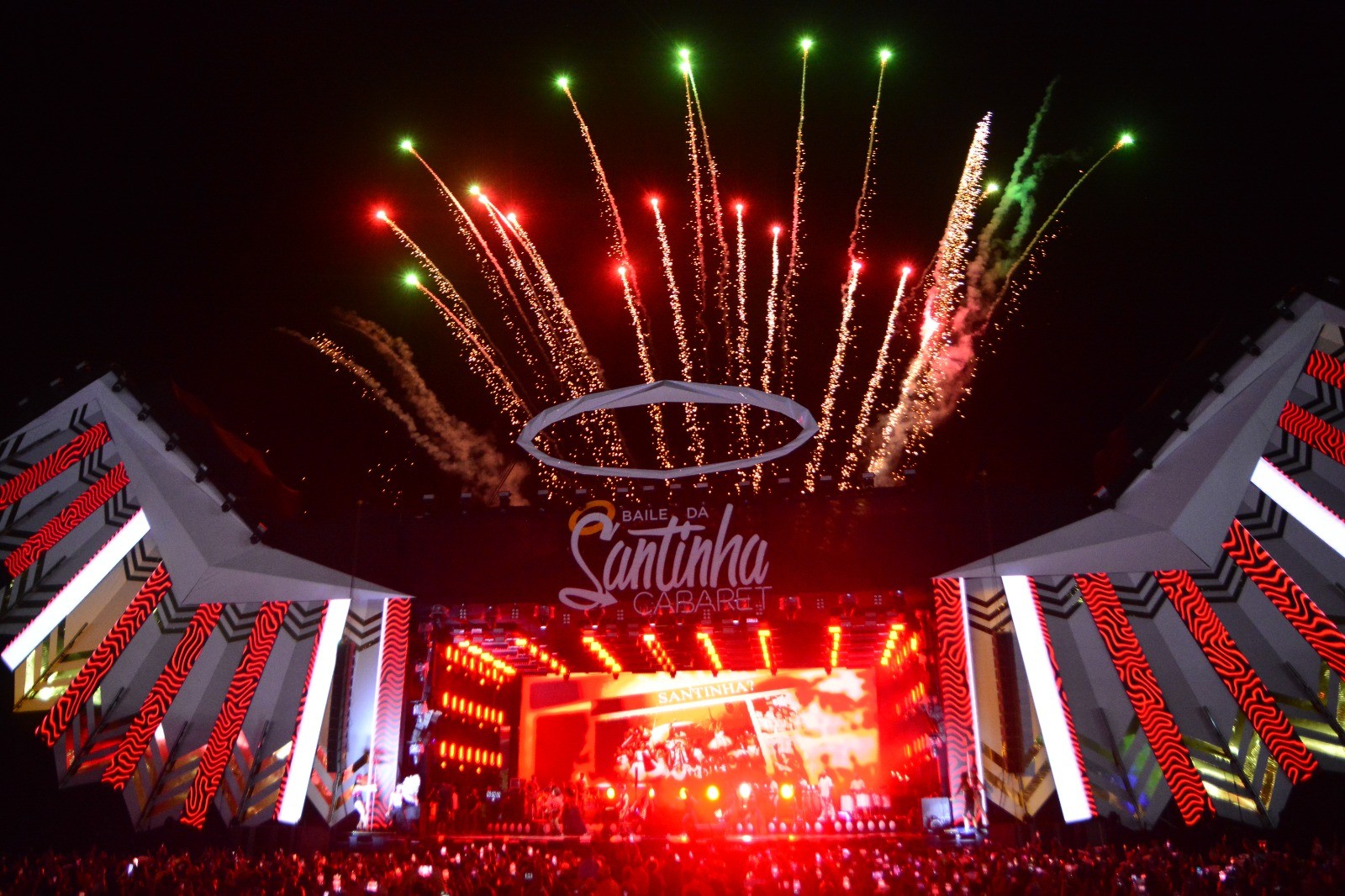 Baile da Santinha, de Léo Santana, atrai mais de 25 mil pessoas em Salvador; veja fotos da festa