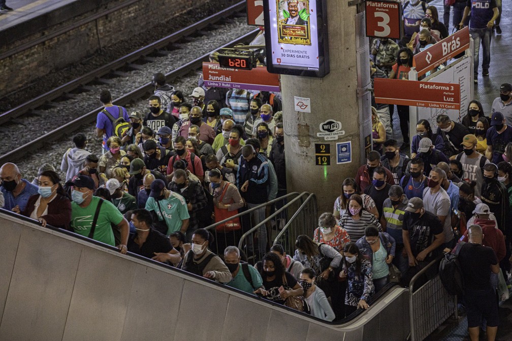 Estação Brás da CPTM, no Centro de SP, tem aglomeração e filas nas  plataformas nesta segunda, São Paulo