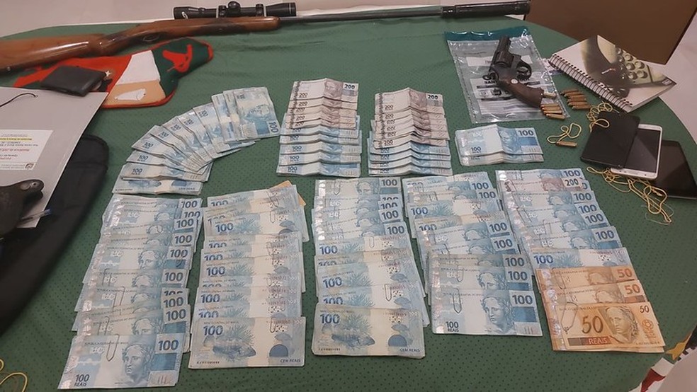Operação Cortejo: dinheiro e arma de fogo apreendidas durante diligências — Foto: MPSC/Reprodução