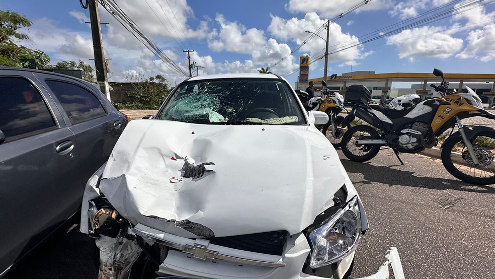 Carro onde estava motorista alcoolizado atingiu outro carro e uma moto na avenida Olavo Montenegro, em Parnamirim — Foto: Kleber Teixeira/Inter TV Cabugi