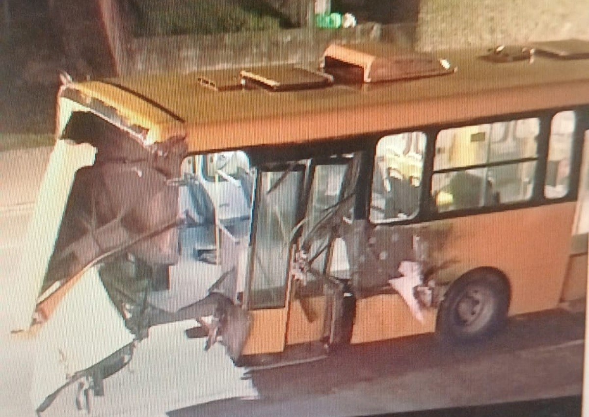 Trem atinge ônibus em cruzamento com linha férrea e arranca parte do veículo em SC