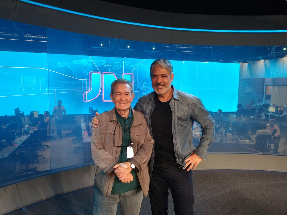 Léo Batista e Willian Bonner no estúdio do Jornal Nacional — Foto: Globo/Divulgação