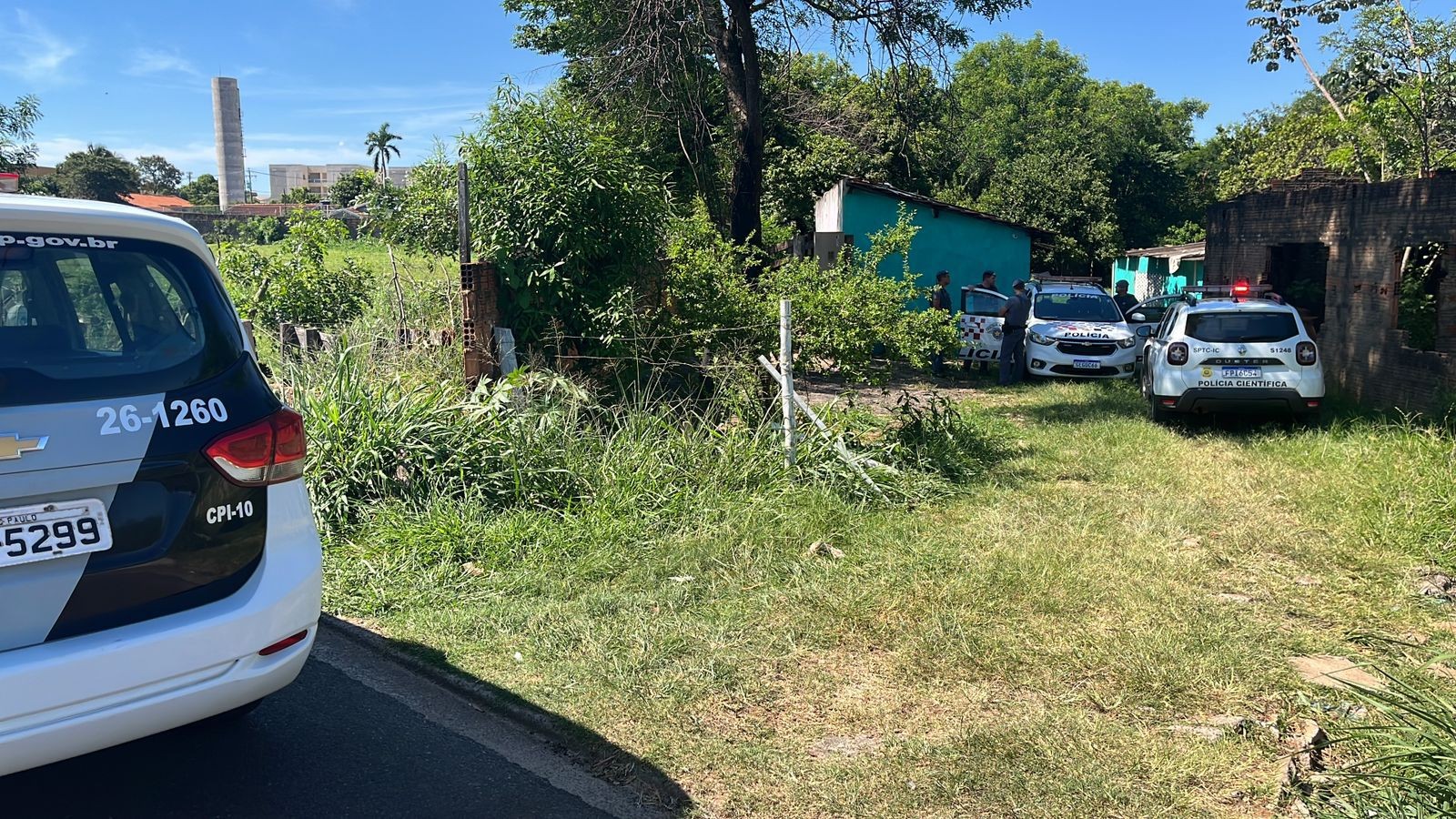 Corpo de homem é encontrado com sinais de facadas e corte no pescoço em Araçatuba