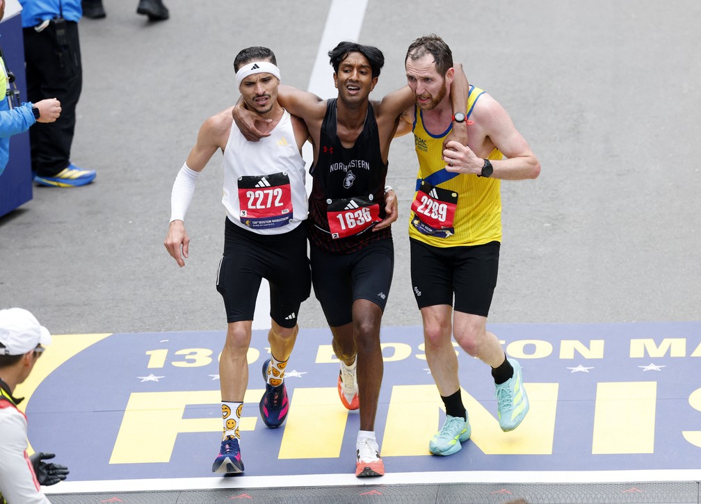 Brasileiro emociona Maratona de Boston ao ajudar corredor nos metros finais e vira destaque mundial