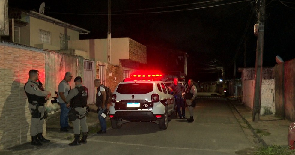 Corpo de homem com marcas de tiros é encontrado ao lado de bilhete, em Mandacaru, em João Pessoa — Foto: TV Cabo Branco/Reprodução