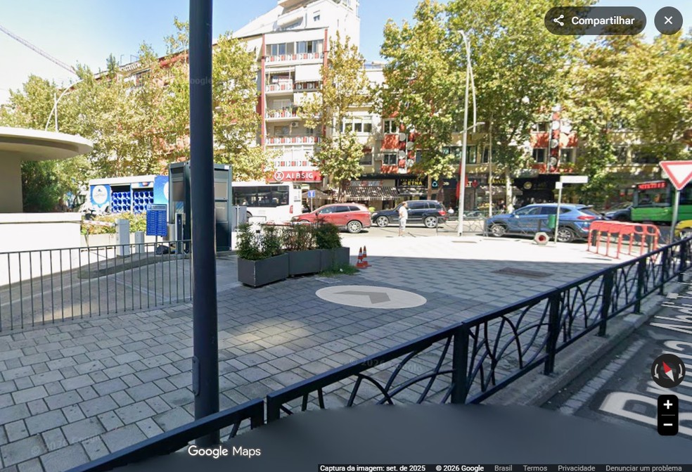 Local onde foi gravado o vídeo de manifestantes atirando ovos em carro em Tirana, capital da Albânia. — Foto: Reprodução/Google Maps