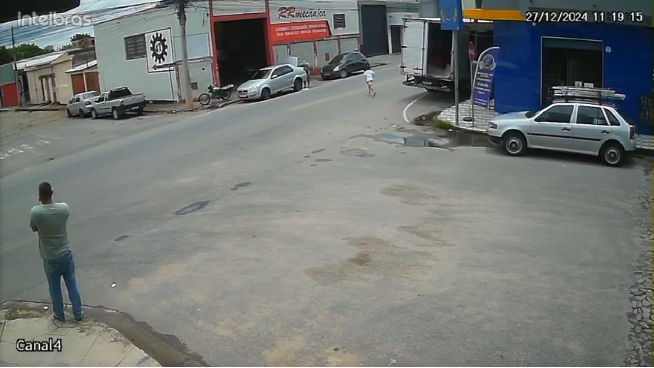 VÍDEO: menino tenta atravessar rua correndo e é atropelado por carro em Divinópolis