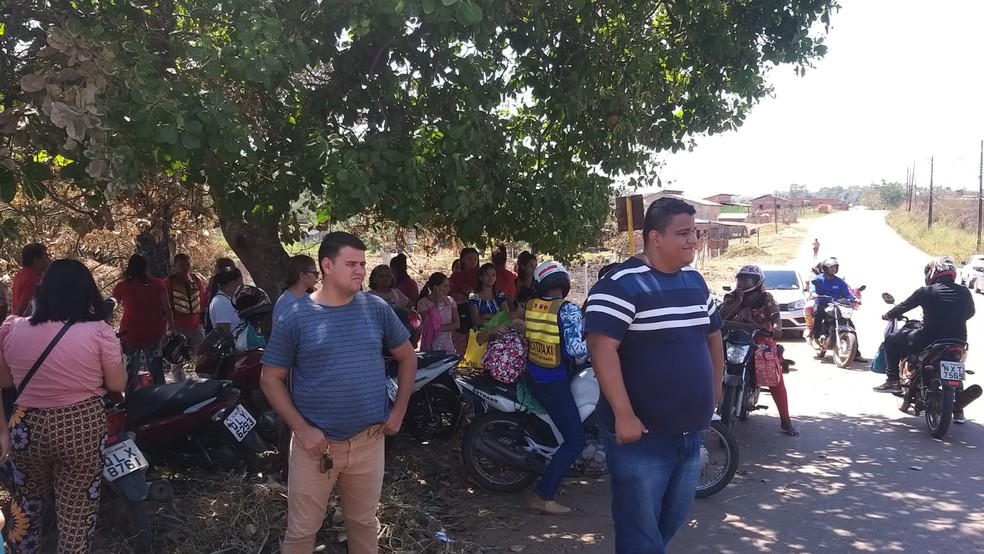 Familiares de presos que chegaram a fazer visitas nesta quarta-feira (26) aguardam notícias do lado de fora do presídio  — Foto: Eldérico Silva/Rede Amazônica Acre 
