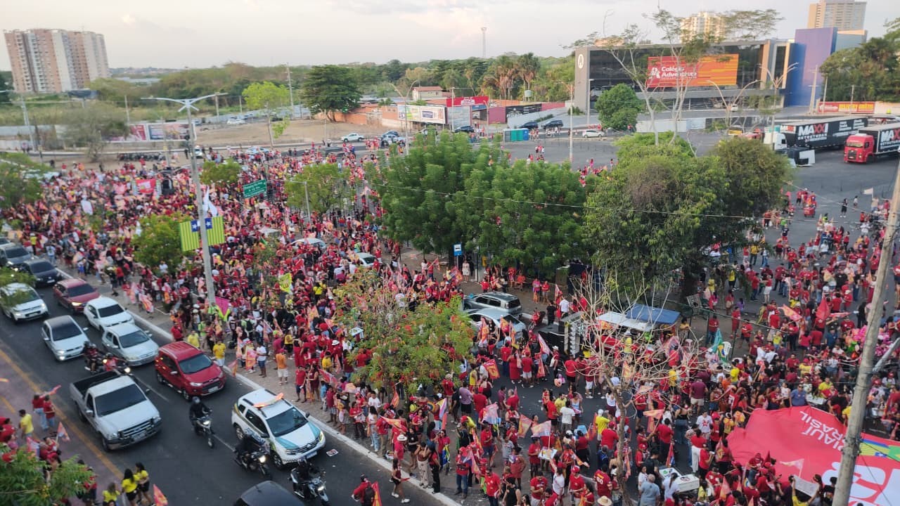 Caminhada reúne apoiadores da reeleição de Lula em Teresina às vésperas do 2° turno