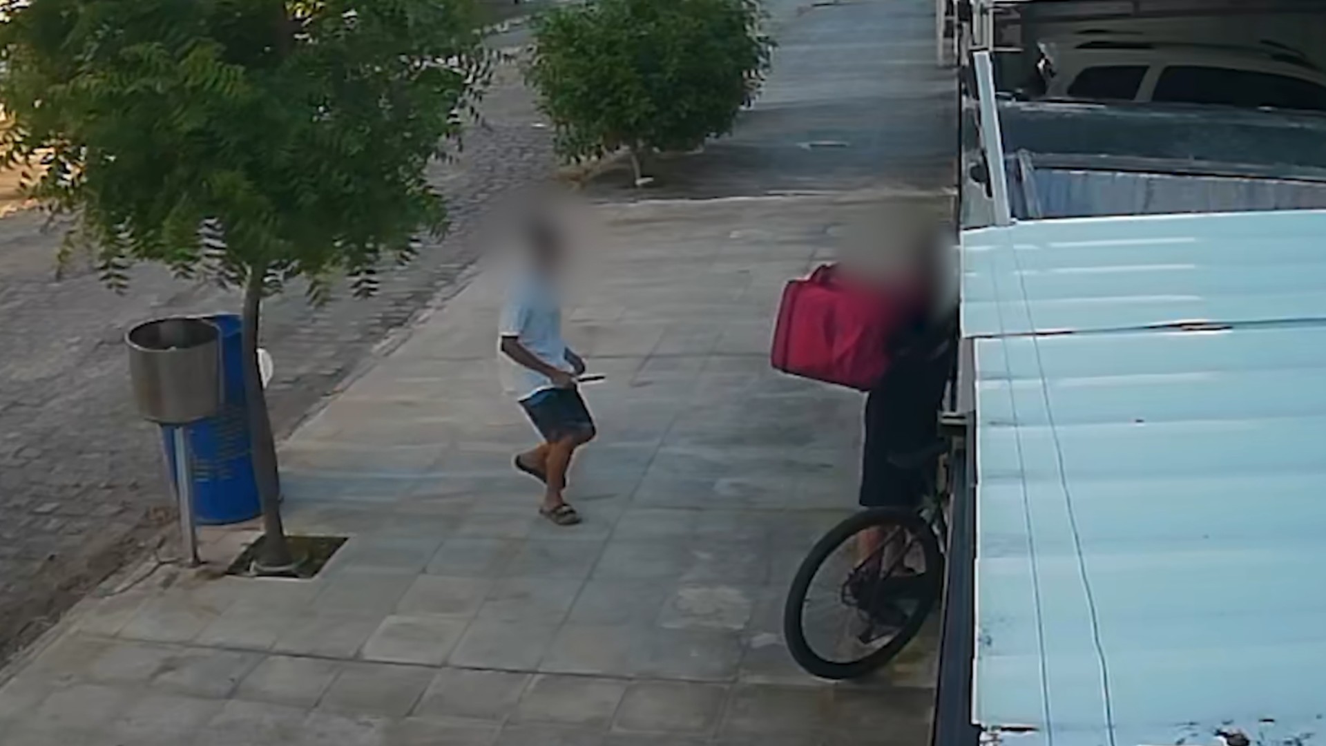Entregador por aplicativo implora de joelhos para não ser assaltado, mas suspeito leva bicicleta e celular em João Pessoa; VÍDEO