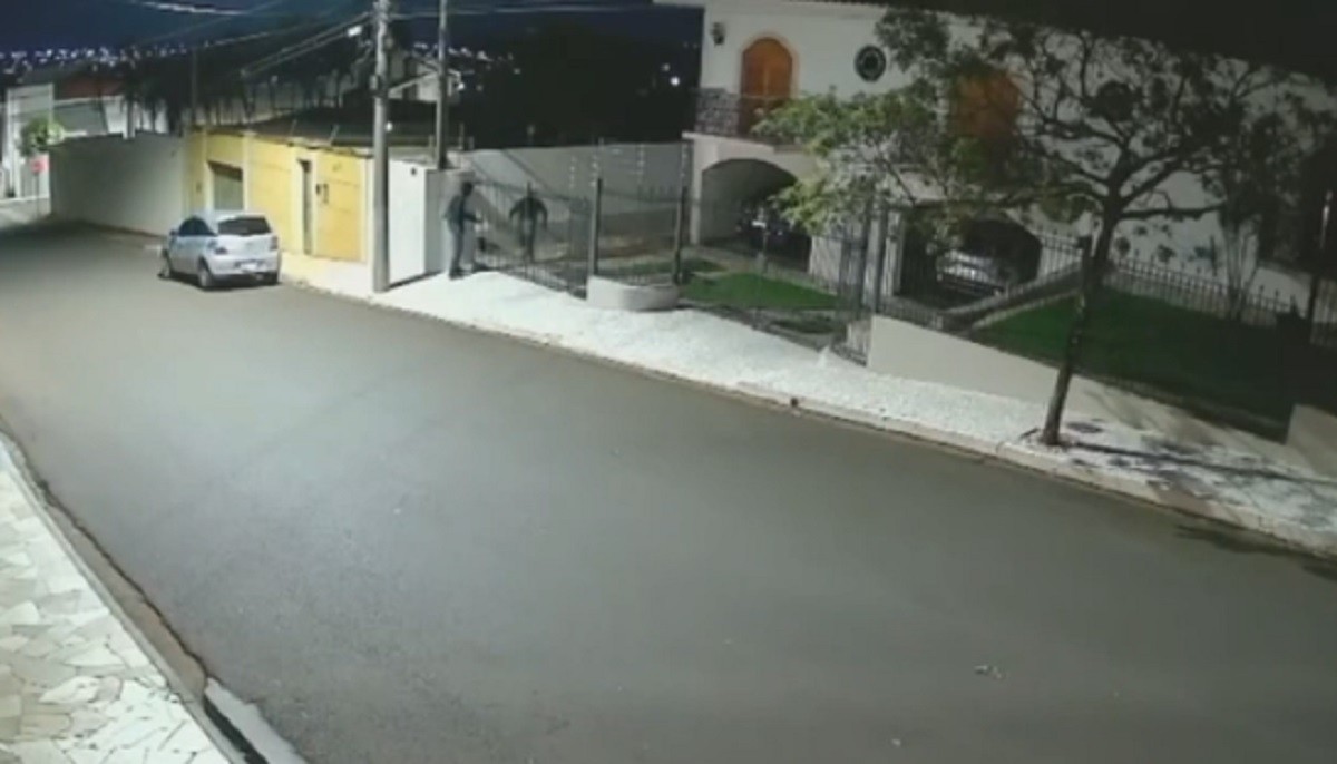 Criminosos invadem casa, ficam escondidos por horas e fazem reféns antes de roubo de joias em São Manuel