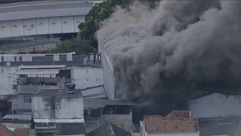 Chamas em galpão causam fumaça na Penha, na Zona Norte do Rio — Foto: Reprodução/ TV Globo