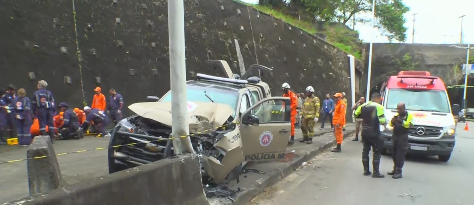 Dois policiais militares ficam em estado grave após baterem viatura em poste em Salvador