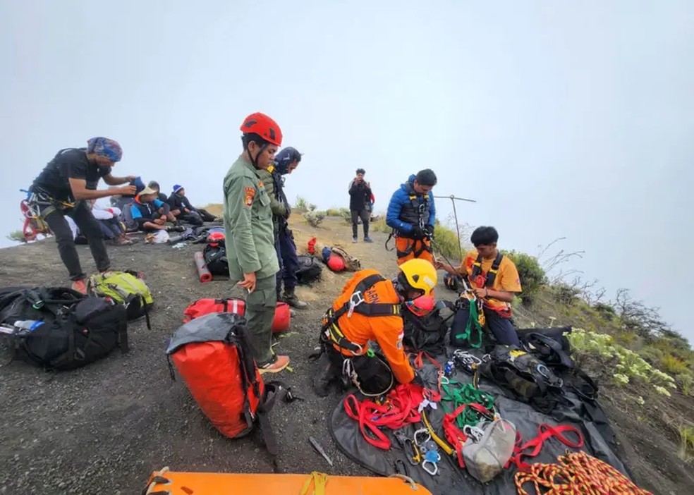A equipe conjunta de busca e salvamento realiza resgate do corpo de Juliana Marins no Monte Rinjani — Foto: EPA