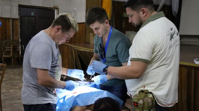 O ginecologista na Ucrânia que percorre a linha de frente da guerra para ajudar mulheres