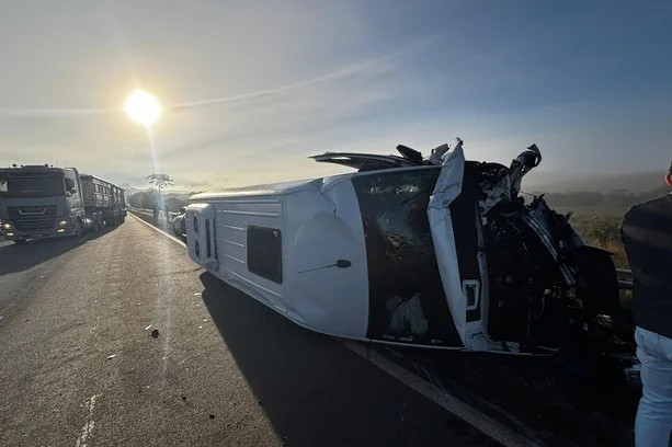 Acidente entre carro e van de prefeitura deixa 11 feridos na BR-285 no RS