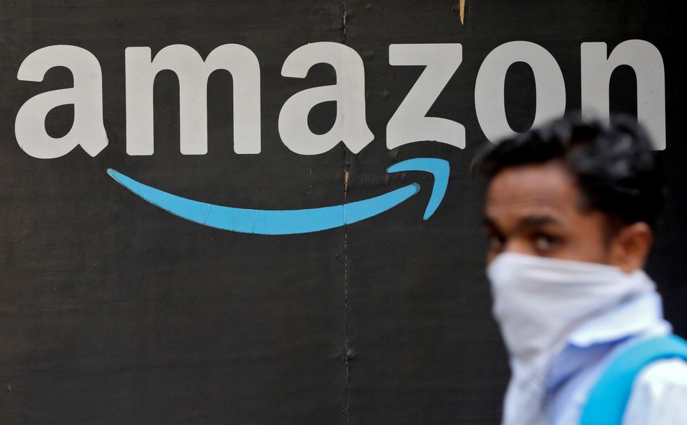 Homem passa em frente a logo da Amazon em Mumbai, na Índia. — Foto: REUTERS/Francis Mascarenhas