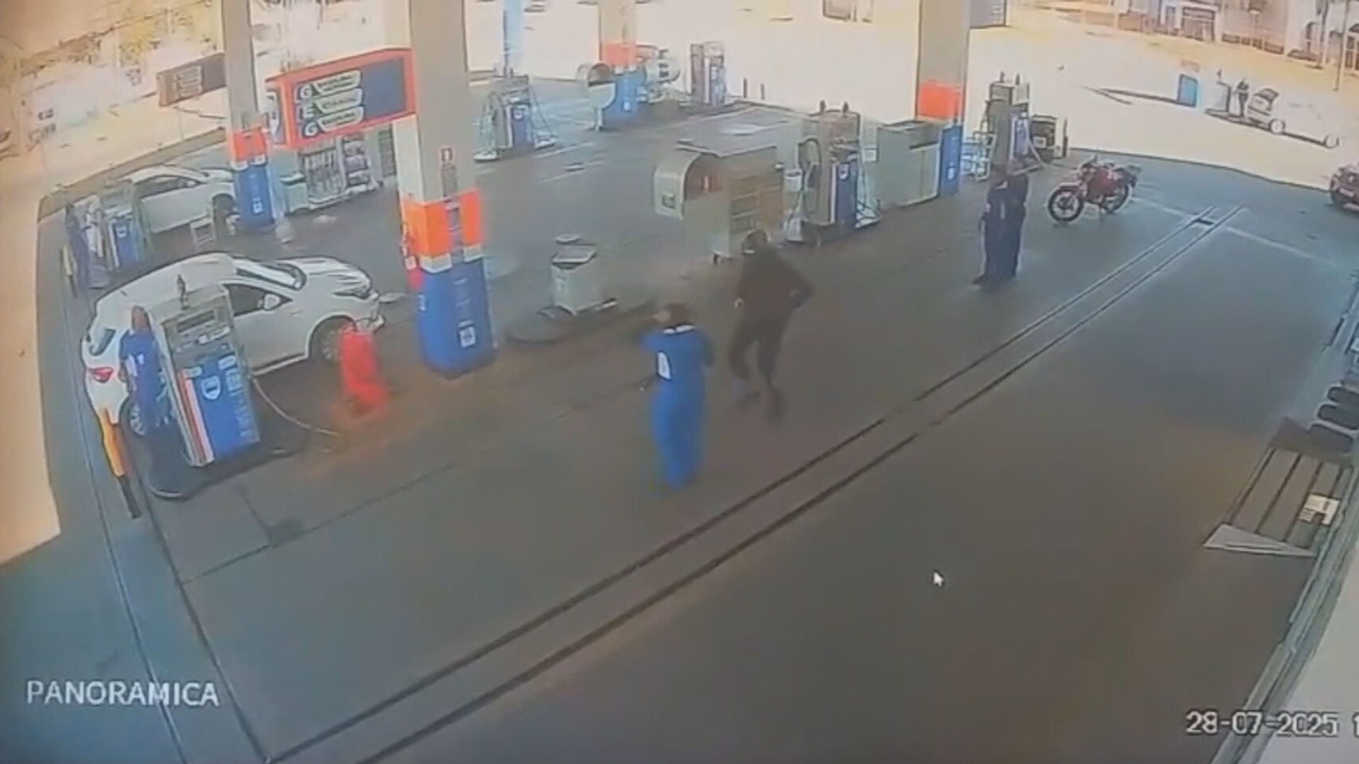 VÍDEO: dupla rende frentistas e assalta posto de combustível em Sobradinho