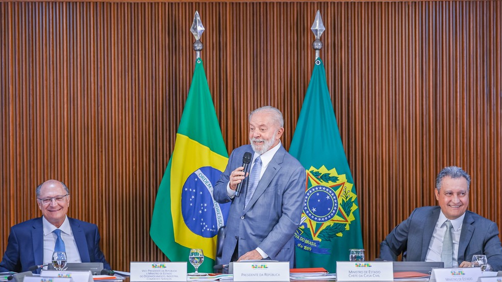 Vice-presidente, Geraldo Alckmin, presidente Lula, e ministro da Casa Civil, Rui Costa, na primeira reunião ministerial de 2024 — Foto: Ricardo Stuckert/Presidência da República