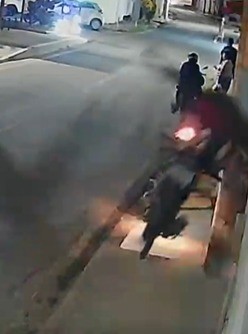 VÍDEO: Homem perde controle de moto e bate contra muro, em Volta Redonda