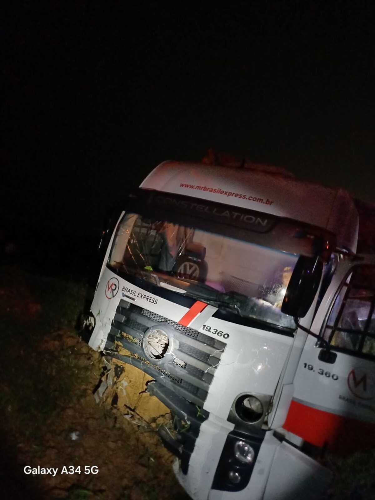 Carreta cai em ribanceira e deixa motorista ferido na Via Dutra, em Resende