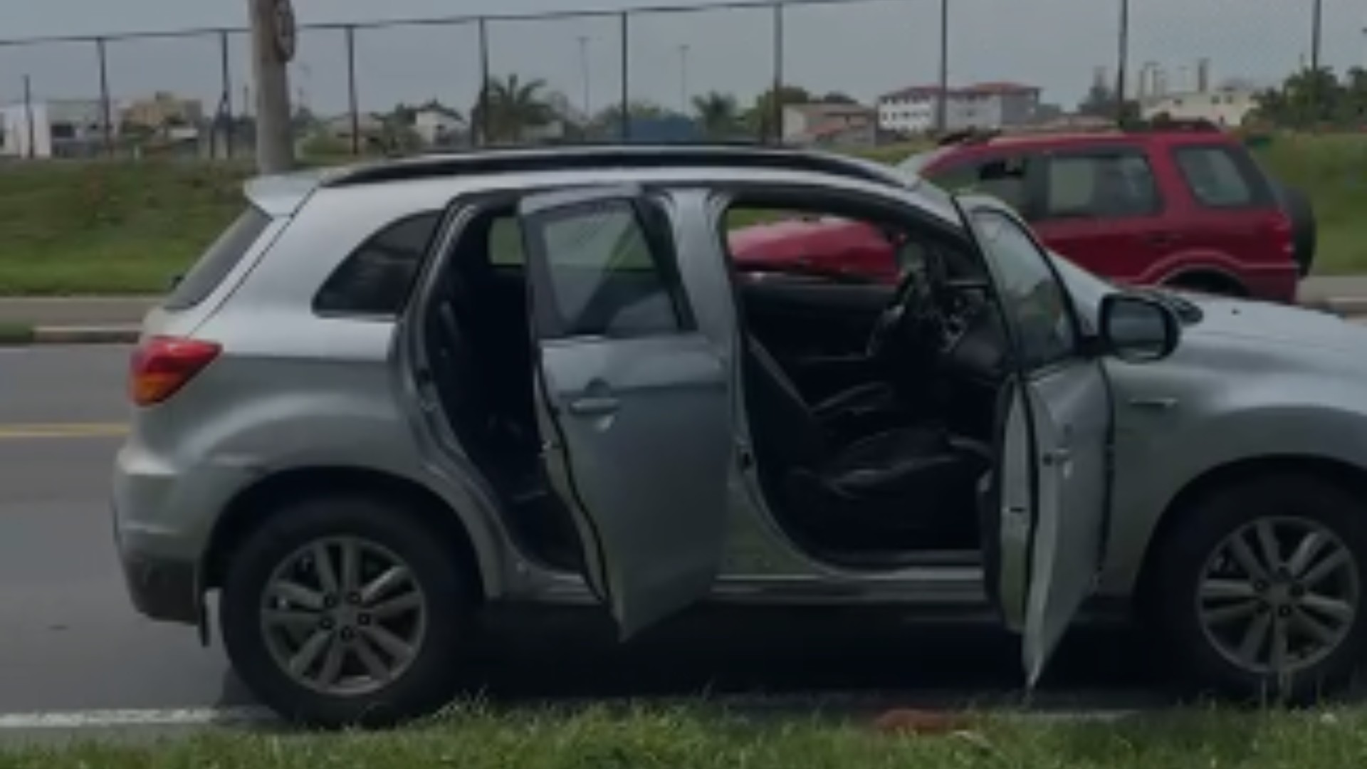 Neném, da dupla com Pepê, é levada à delegacia após ser abordada com carro clonado; cantora diz que foi vítima de golpe 